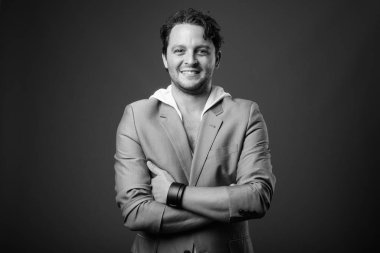 Siyah beyaz İtalyan işadamının stüdyo fotoğrafı.