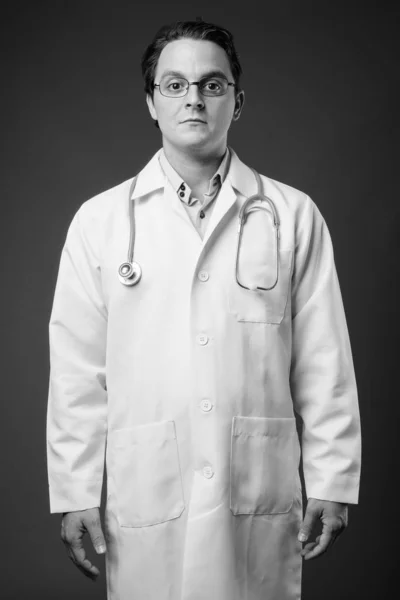 Studio ditembak dari pria Italia dokter dalam hitam dan putih — Stok Foto
