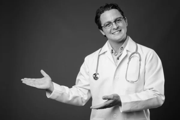 Estudio de hombre italiano médico en blanco y negro — Foto de Stock