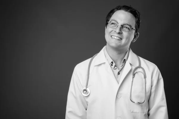 Studioaufnahme eines italienischen Arztes in Schwarz-Weiß — Stockfoto
