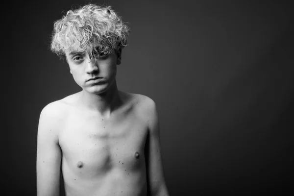Vékony fiatalember göndör haj félmeztelen fekete-fehér — Stock Fotó