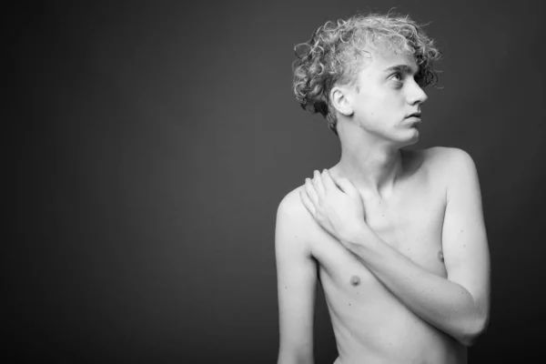 Vékony fiatalember göndör haj félmeztelen fekete-fehér — Stock Fotó