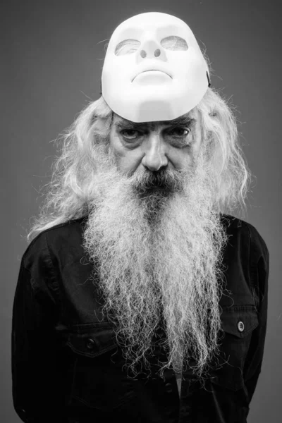 Старший мужчина с длинными волосами и бородой в черно-белом — стоковое фото