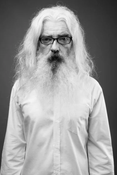 Uomo anziano con capelli lunghi e barba in bianco e nero — Foto Stock