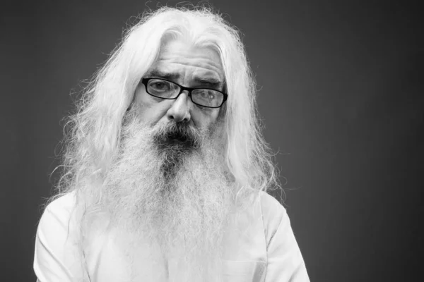 Idősebb férfi hosszú hajjal és szakállal fekete-fehérben — Stock Fotó