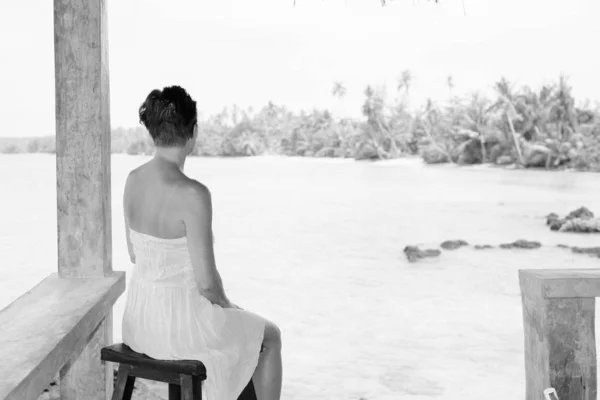 Rijpe mooie toeristische vrouw in het beach resort — Stockfoto