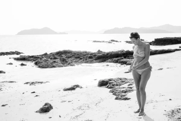 Zralé krásné turistické žena relaxaci na pláži — Stock fotografie