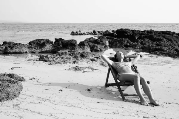 Rijpe mooie toeristische vrouw ontspannen op het strand — Stockfoto