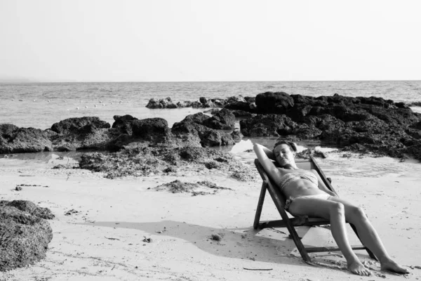 Mature belle femme touristique se détendre à la plage — Photo