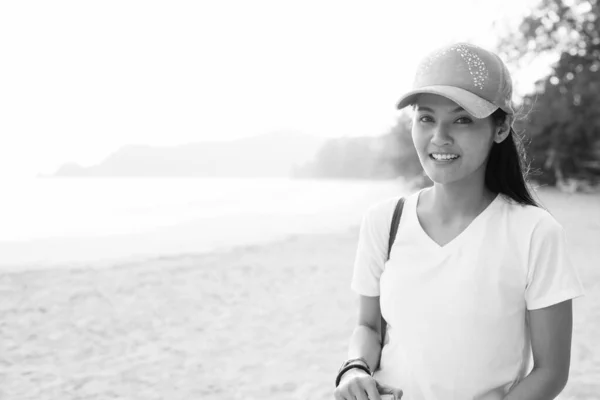 Young beautiful Asian tourist woman relaxing at the beach — Stock Photo, Image