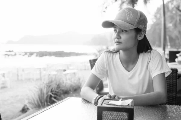 Young beautiful Asian tourist woman relaxing at the beach — Stock Photo, Image