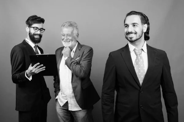 Retrato de hombres de negocios barbudos multiétnicos juntos — Foto de Stock