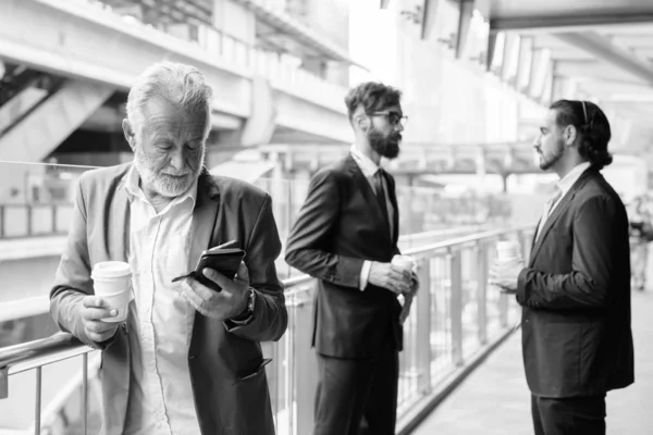 Multi ethnic bearded businessmen together around the city — Stock Photo, Image