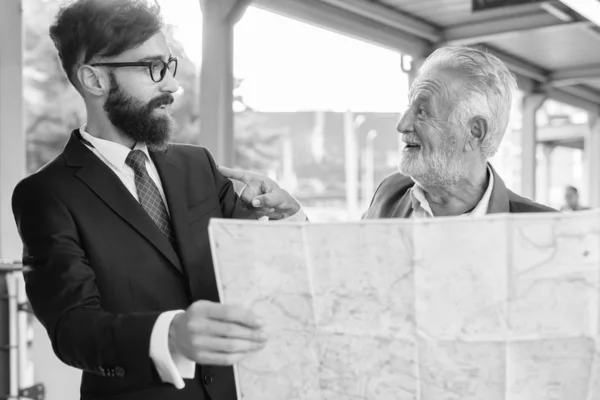 Multi-etnische bebaarde zakenmensen samen in de stad — Stockfoto