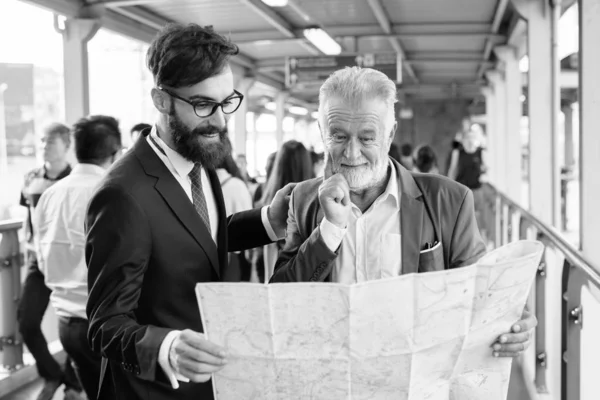 Multi-etnische bebaarde zakenmensen samen in de stad — Stockfoto