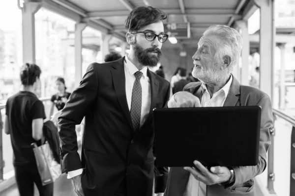 Multi-etnische bebaarde zakenmensen samen in de stad — Stockfoto