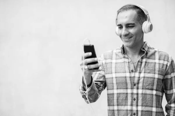 Portrait of mature Persian man outdoors in black and white — Stock Photo, Image