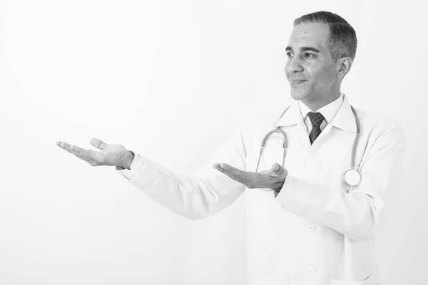 Ώριμος Πέρσης άνδρας γιατρός σε μαύρο και άσπρο — Φωτογραφία Αρχείου