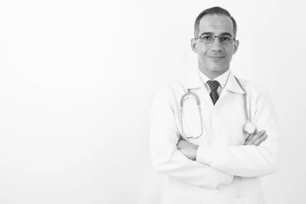 Зрелый персидский врач в черно-белом — стоковое фото