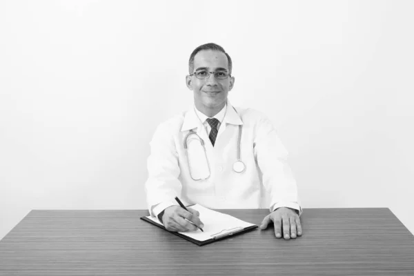 Mature homme persan médecin derrière le bureau en noir et blanc — Photo