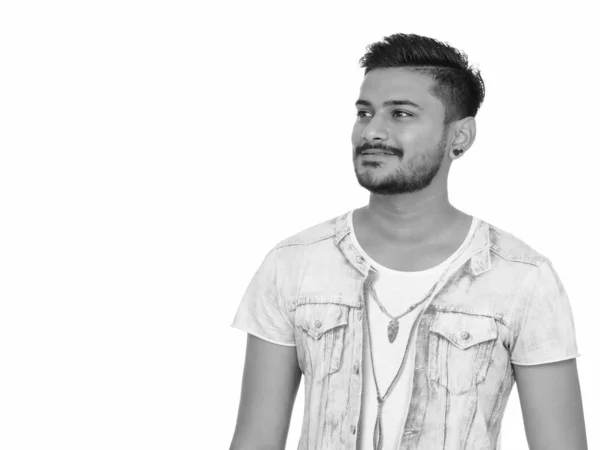 Studioaufnahme Eines Jungen Gutaussehenden Bärtigen Indischen Mannes Vor Weißem Hintergrund — Stockfoto
