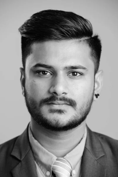 Студийный Снимок Молодого Красивого Бородатого Индийского Бизнесмена Костюме Белом Фоне — стоковое фото