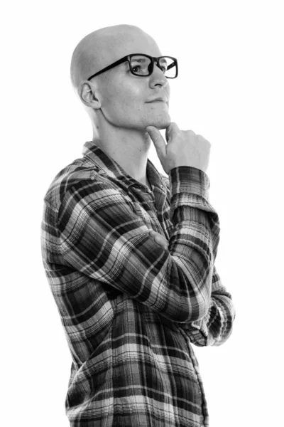 Studio ditembak pemuda botak tampan memakai kacamata sambil berpikir dan melihat ke atas — Stok Foto
