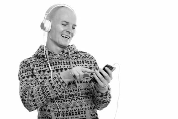 스튜디오는 음악을 들으면서 행복 한 대머리 청년이 웃고 휴대 전화를 사용하는 모습을 촬영했다 — 스톡 사진