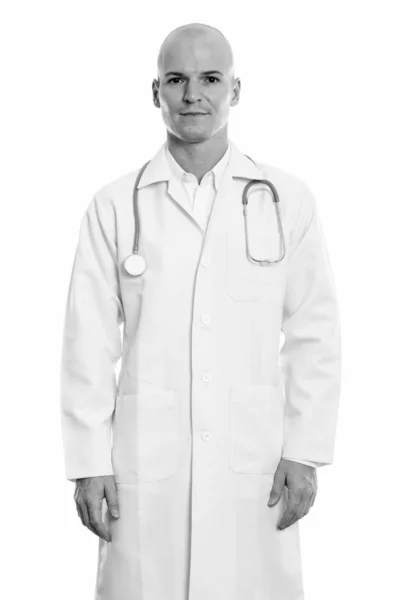 Студійний знімок молодого красивого лисого лікаря, що стоїть — стокове фото