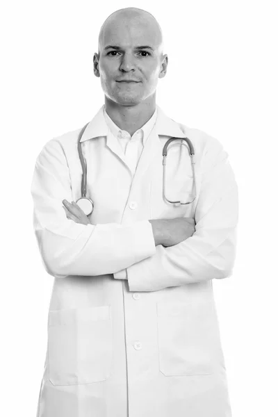 Студійний знімок молодого красивого лисого лікаря зі схрещеними руками — стокове фото