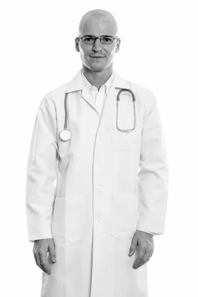 Studio βολή του φαλακρός όμορφος νεαρός γιατρός στέκεται φορώντας γυαλιά — Φωτογραφία Αρχείου