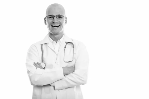 Lekarz młody człowiek łysy szczęśliwy uśmiechający się podczas noszenia okularów z rękami skrzyżowanymi — Zdjęcie stockowe