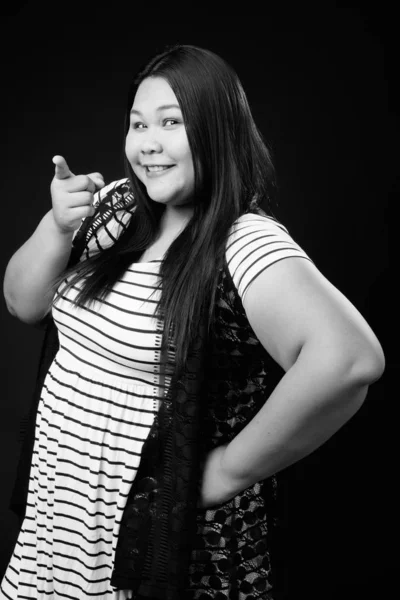 Studio Shot Belle Femme Asiatique Surpoids Sur Fond Noir Noir — Photo