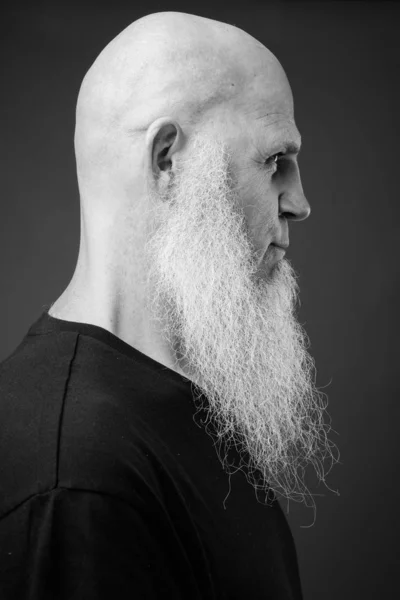 Hombre calvo maduro con larga barba blanca en blanco y negro —  Fotos de Stock