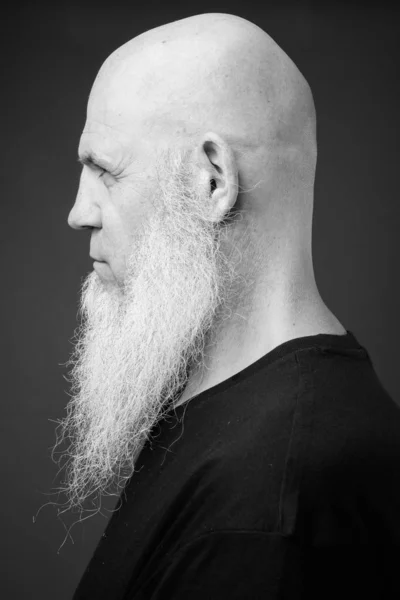 Зрелый лысый мужчина с длинной белой бородой в черно-белом — стоковое фото