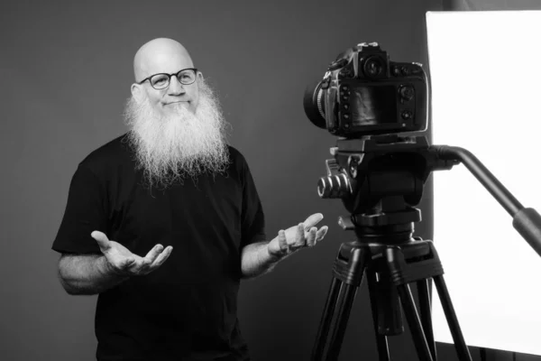 Maturo uomo calvo con lunga barba vlogging in bianco e nero — Foto Stock