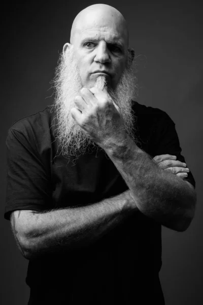 Зрелый лысый мужчина с длинной белой бородой в черно-белом — стоковое фото