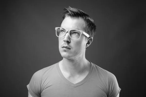 Jonge knappe man met bril in zwart-wit — Stockfoto