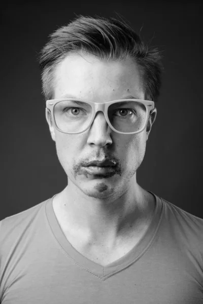 Joven hombre guapo con anteojos en blanco y negro — Foto de Stock