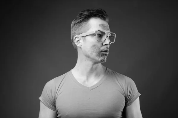 Joven hombre guapo con anteojos en blanco y negro —  Fotos de Stock