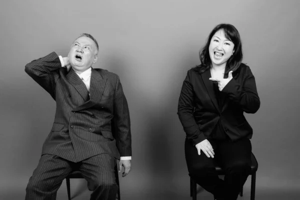Mature homme d'affaires asiatique et mature femme d'affaires asiatique ensemble — Photo