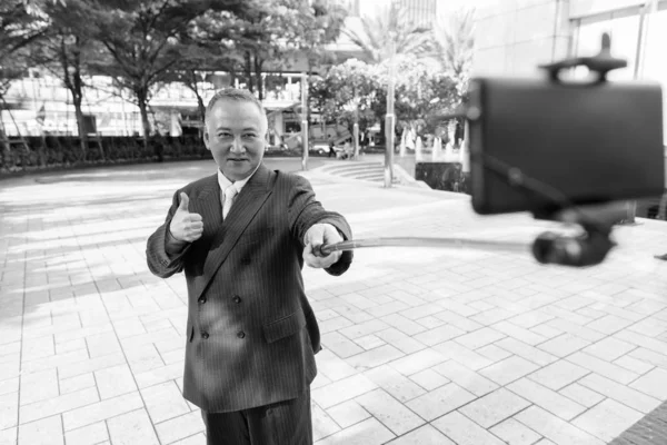 Portrait d'un homme d'affaires asiatique mature explorant la ville — Photo