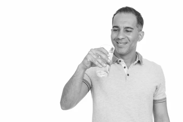 Зрелый счастливый перс пьет стакан воды — стоковое фото