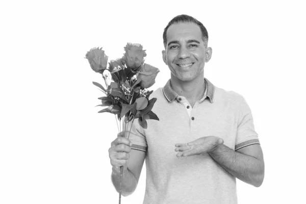 Ζευγάρι ευτυχισμένο άνθρωπο Περσικά κρατώντας κόκκινα τριαντάφυλλα — Φωτογραφία Αρχείου