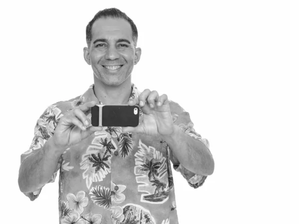 Maduro hombre persa feliz listo para las vacaciones tomando fotos con el teléfono móvil — Foto de Stock
