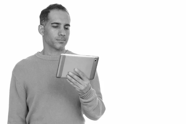 Dojrzałe przystojny mężczyzna Perski za pomocą cyfrowego tabletu — Zdjęcie stockowe