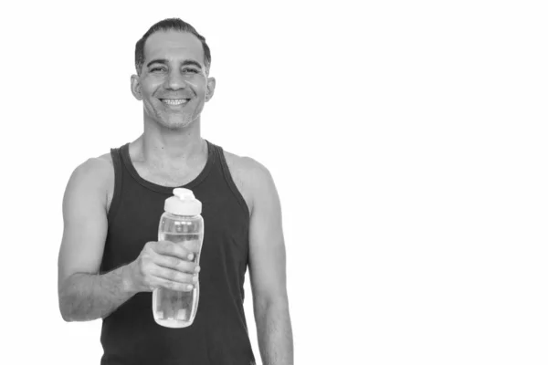 Volwassen gelukkig Perzische man holding water fles krijgen klaar voor gym — Stockfoto