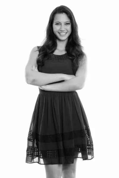 Estudio de tiro de feliz joven hermosa mujer sonriendo y de pie con los brazos cruzados — Foto de Stock