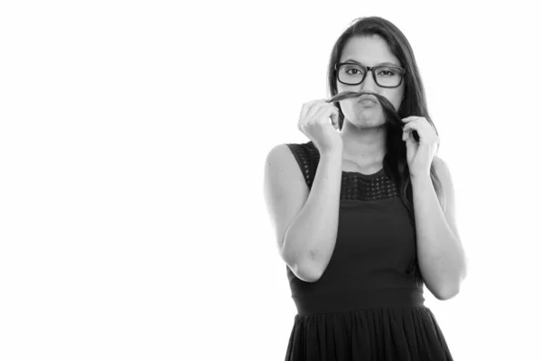 Studio shot de jeune belle femme portant des lunettes avec des cheveux comme moustache — Photo