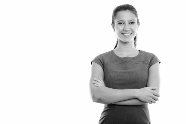 Estudio disparo de feliz joven hermosa mujer de negocios sonriendo con los brazos cruzados —  Fotos de Stock